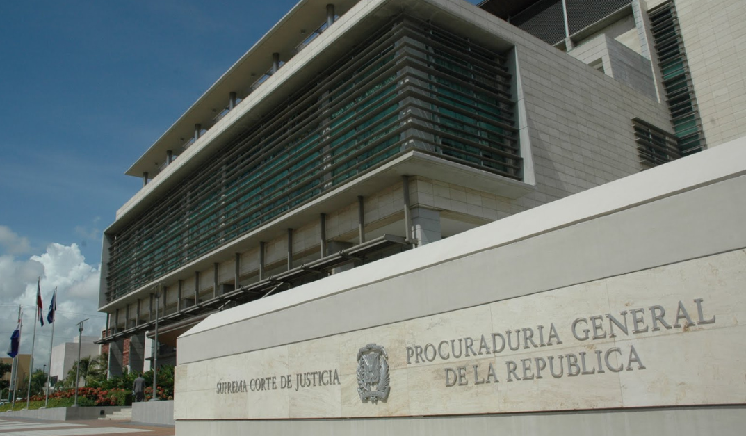 Imponen coerción a dos hombres acusados de fraude con préstamos en entidad financiera